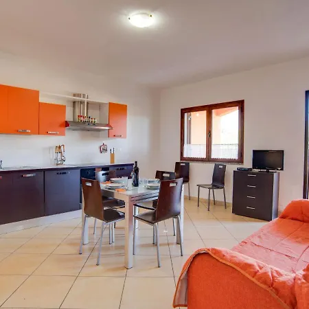 Apartamento Modern Holiday In With Swimming Pool Tertenìa